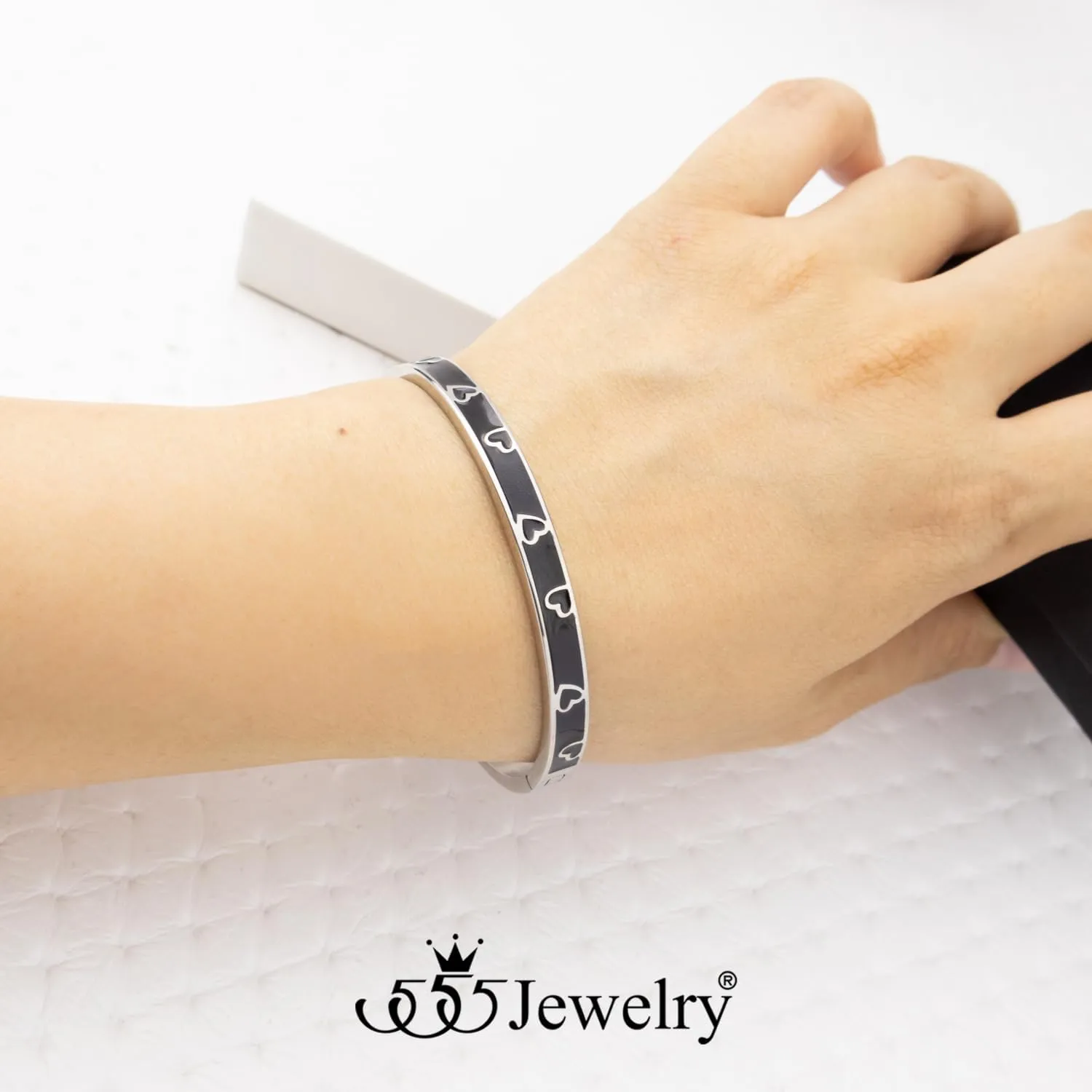 555Jewelry Wide Stainless Steel Bracelet Geometric Triangle Heart Enamel Bangle Bracelets for Women Two Tone Hinged Arm Cuff Jewelry for Women