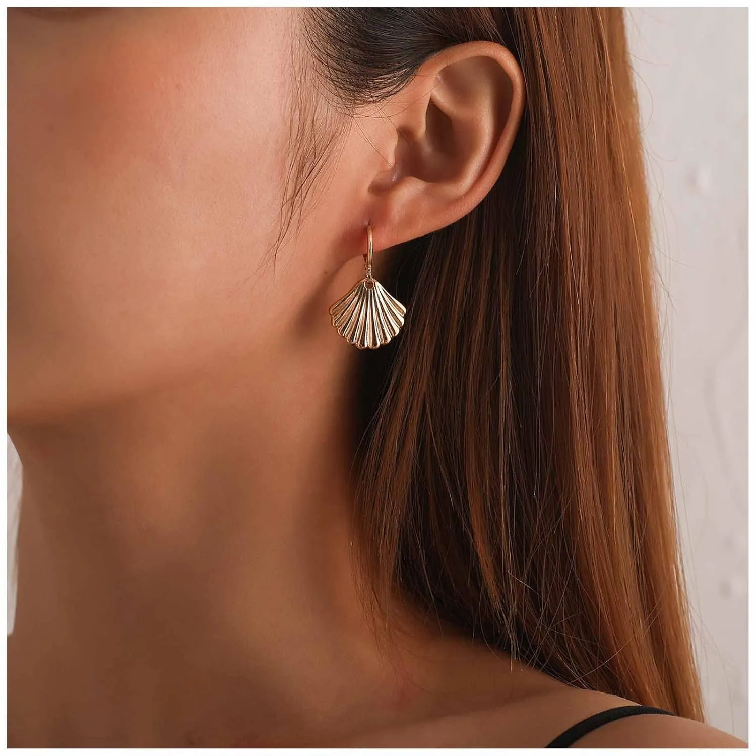 Boho Shell Scallop Hoop Earrings Scallop Dangle huggie Earrings Retro shell drop Earrings Gold Sea Shell Earrings Jewelry for Women
